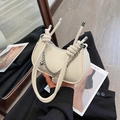 Borsa a mezzaluna bianco crema con catena d'argento e ciondolo di perle alla moda - Bianco Sporco