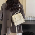 Elegante borsa a tracolla quadrata bianco crema con texture verticali e patta - Bianco