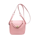 Rosafarbene Eimer-Handtasche aus Leder mit Litschimuster und goldenen Metallbeschlägen - Rosa