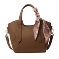 Minimalistische braune Beuteltasche mit Litschi-Muster und rosa geometrischem Seidentuch - Braun