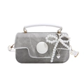Bolso bandolera de retazos gris con colgante de perlas y asas de cuero blanco - Blanco Sin Colgante