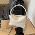 Sac sous le bras minimaliste en cuir verni crème avec chaîne argentée et poignée - Blanc Cassé