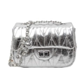 Silberne Stepptasche mit Kettenschultergurt und modischem Metallkugel-Anhänger - Silber