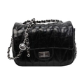 Schwarze gesteppte Leder-Schultertasche mit silberner Kette und Kugel-Anhänger - Schwarz