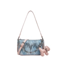 Blaue Denim-Umhängetasche mit silbernen Pailletten, rosa Riemen und Elefantenanhänger - Elefantenanhänger-Stil / Rosa