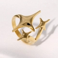 Anello aperto in acciaio inossidabile dorato con tre stelle 3D minimaliste su sfondo bianco - Stile Stella Dorata (F1781)