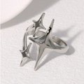 Anello minimalista in acciaio inossidabile argento con design a stelle su sfondo neutro - Stile Stella Argentata (F1782)