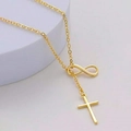 Collana dorata con ciondolo infinito e croce su piedistallo bianco per uno stile minimale - Stile Oro (C9773)