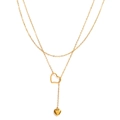 Dettaglio della collana a doppio strato dorata con ciondoli a cuore traforato e pieno - Stile Placcato Oro (B5407)