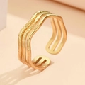 Dreilagiger goldener Wellenring aus poliertem Edelstahl im minimalistischen Design - Gold (N7865)