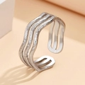 Minimalistischer 3-lagiger Wellenring mit silberner Hammerschlagstruktur, verstellbar - Silber (N7866)