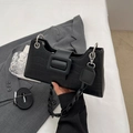 Schwarze Baguette-Tasche mit Krokoprägung, klobiger Kette und silbernem Schnallenakzent - Schwarz
