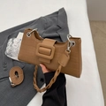 Braune Umhängetasche mit Krokoprägung, quadratischer Schnalle und breitem Riemen - Dunkles Khaki