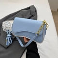 Borsa sottobraccio azzurra con patta a onde, profili a contrasto e catena dorata - Stile a Patta Ondulata e Doppia Tracolla / Blu