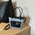 Secchiello minimalista in denim azzurro con dettagli in pelle nera e tracolla - Nero