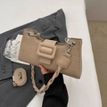 Hellbeige Tasche mit Krokodilprägung und gewebtem Schultergurt im Baguette-Stil - Hellbeige