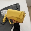 Borsa a spalla gialla con design a onde, tracolla a catena e in pelle - Stile a Patta Ondulata e Doppia Tracolla / Giallo
