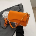 Borsa baguette arancione brillante alla moda con catena metallica e bordini bianchi - Stile a Patta Ondulata e Doppia Tracolla / Arancione