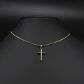 Collier croix minimaliste en acier inoxydable doré exposé sur un buste à bijoux noir - Croix Dorée (F3133)