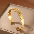 Goldener Edelstahl C-Armreif mit Sonnenstrahl-Texturringen in einer Schmuckschatulle - Goldener Sonnenstrahl-Stil (F2901)