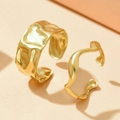 Dettaglio della trama dorata martellata irregolare e del design aperto dell'anello - Stile Lava Irregolare Oro (F611) / Oro