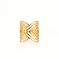 Detail van de goudkleurige geometrische ring met holle V-lijnen en kralenstructuur - Goud Meerlagig Hol V-Vorm (F1527) / Goud