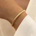Eleganter goldener minimalistischer gedrehter offener Armreif am Handgelenk für Frauen - Goldfarbener Gedrehter Kabelstil (F2407)