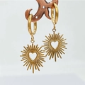 Goldene Sonnenstrahl-Ohrringe mit Herzanhängern auf einem mondförmigen Schmuckständer - Hohlherz-Sonne-Anhänger (F1505) / Gold (F1505)