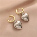 Elegantes pendientes de aro dorados con corazones plateados sobre fondo de satén rosa - Pendientes Colgantes de Corazón Bicolores Oro Plata(F2593)