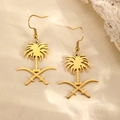 Boucles d'oreilles crochet dorées palmier et épées croisées sur fond texturé - Style Emblème Saoudien Doré (C2625)