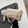 Borsa baguette bianco crema con bordi marroni a contrasto e catena dorata - Stile a Patta Ondulata e Doppia Tracolla / Bianco Sporco