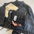 Schwarze Lackledertasche mit Steppmuster, Silberbär-Anhänger und Kettenriemen - Schwarz