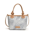Minimalistische Beuteltasche aus Canvas mit Marmormuster, braunen Griffen und Schultergurt - Blau
