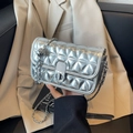 Silberne Stepptasche mit Metallic-Finish, Kettenriemen und dekorativer Metallkugel - Silber