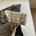 Schicke silberne Stepptasche mit geometrischer Textur, Metallkette und rechteckigem Verschluss - Silber