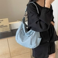 Hellblaue minimalistische Oversize Hobo Tasche in Matt-Optik mit Reißverschlüssen - Denim Hellblau