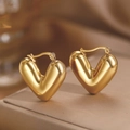 Gepolijste 18k goud vergulde hartvormige oorbellen met een modern bol ontwerp - Gouden 3D Hartstijl (F1515)