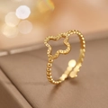 Verstelbare gouden roestvrijstalen ring met hol klaverontwerp en kralentextuur op de band - Gouden Holle Klaver Stijl (F2647)