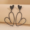 Orecchini minimalisti a doppio cuore nero opaco su un supporto cilindrico per gioielli - Stile Nero (C4083-BLACK)