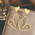 Eleganti orecchini a doppio cuore traforato placcati oro 18K su una scatola di lusso - Stile Dorato (C4083)