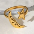 Makroaufnahme: Verstellbarer goldener Edelstahlring mit Stern- und Mond-Detailansicht - Gold Stern Mond Stil (C9459)