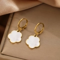 Elegante Ohrringe aus vergoldetem Edelstahl mit weißen Muschelblumen auf Seide - Goldener Blumenstil (F3191)