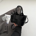 Minimalistische schwarze geflochtene Handtasche mit Karomuster und Gurt - Schwarz
