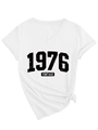 Detail van wit V-hals vintage 1976 t-shirt met zachte katoenen stof en modieuze tailleknoop - S / Wit (Zwarte Print)
