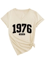 Detail van beige T-shirt met V-hals, 1976 vintage print en knoop aan de zijkant - S / Zand (Zwarte Print)