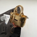 Metallisch goldene Mini-Handtasche mit Webstruktur und Umhängeriemen - Gold