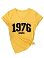 Primer plano de camiseta amarilla con cuello en V, estampado 1976 y detalle de nudo - S / Amarillo (Estampado Negro)