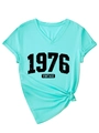 Detail van vintage 1976 T-shirt met V-hals, geknoopte zoom en omgeslagen mouwen - S / Meerblauw (Zwarte Afdruk)