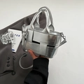 Silberne gewebte Handtasche aus Metallic-Kunstleder mit verstellbarem Schultergurt - Silber