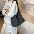 Grande borsa hobo grigio scuro testurizzata con ampia tracolla abbinata per l'uso quotidiano - Nero